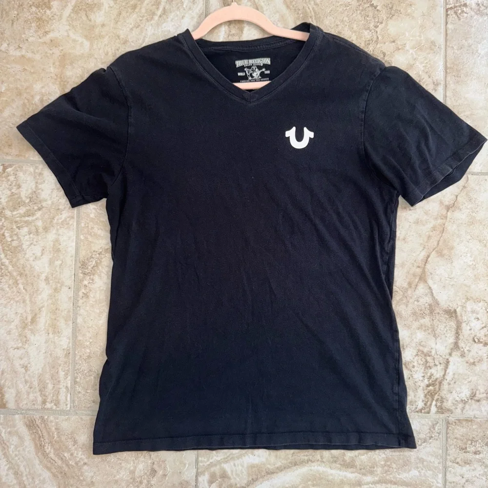 True Religion Men's V-Neck T-Shirt Horseshoe Logo Short Sleeve Tee‎ Size M